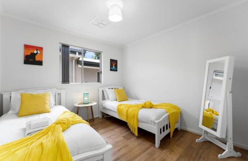 Oaklands Park House | Lovely Renovated 2BR Townhouse WiFi Parking