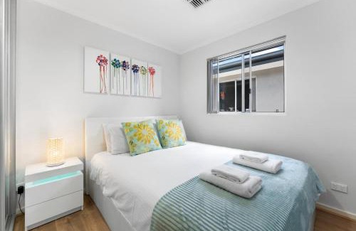 Oaklands Park House | Lovely Renovated 2BR Townhouse WiFi Parking