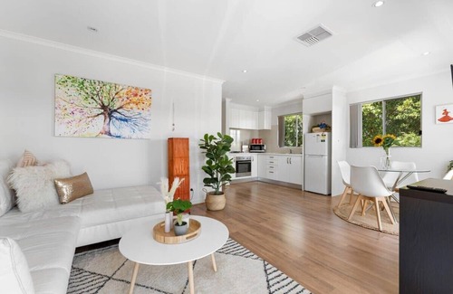 Oaklands Park House | Lovely Renovated 2BR Townhouse/WiFi/Parking