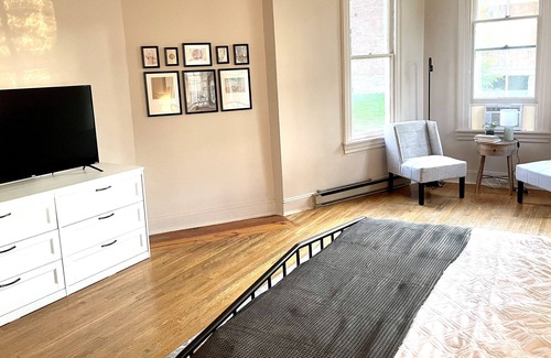 Charles Town Apartment | Lovely rental with 2 King beds in DT Charles Town