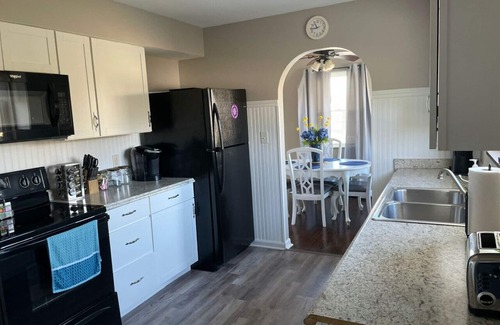 Otterbien Home House | Lovely Retreat Backyard With Deck & entertain room