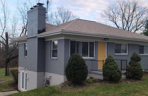 Otterbien Home House | Lovely Retreat Backyard With Deck & entertain room