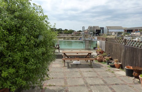 Littlehampton House | Lovely riverside home nFree parkingntrain station, shops, restaurants nearby