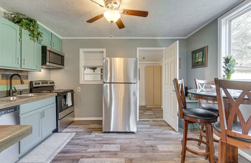 Kyle Cottage | Lovely Smoky Mountain Cottage w/Deck + Views!