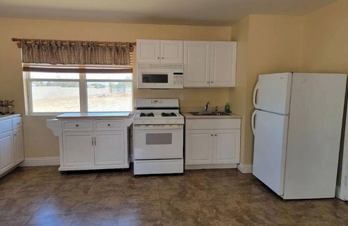Lancaster House | Lovely Spacious 1 Bdrm Entire home w/3 Queen Beds