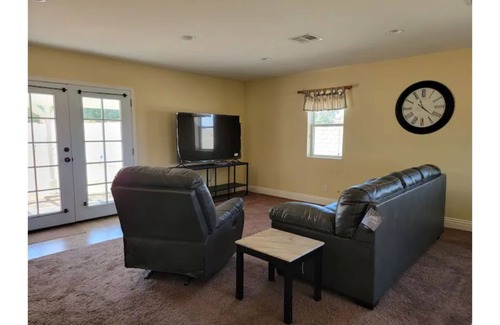 Lancaster House | Lovely Spacious 1 Bdrm Entire home w/3 Queen Beds