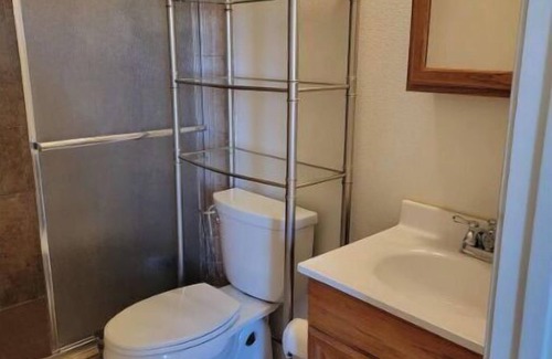 Lancaster House | Lovely Spacious 1 Bdrm Entire home w/3 Queen Beds