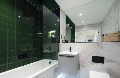 Esher Apartment | Lovely, Spacious Apartment