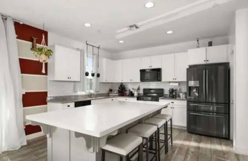 Roosevelt House | Lovely Spacious Home w/Private Garden, Pool & BBQ