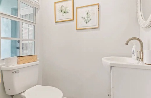 Parker Ridge House | Lovely, Spacious Key West Style Home w/ Rooftop Patio by Downtown WPB
