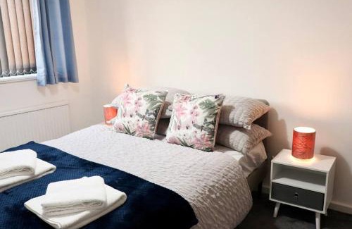 Leeds Apartment | Lovely staycation with family FREE Parking & WiFi