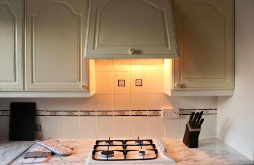 Leeds Apartment | Lovely staycation with family FREE Parking & WiFi