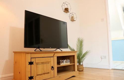 Leeds Apartment | Lovely staycation with family FREE Parking & WiFi