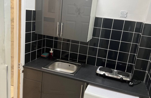 Acton Apartment | Lovely Studio Apartment in London