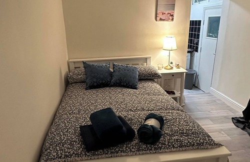 Acton Apartment | Lovely Studio Apartment in London