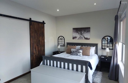 Hartenbos Apartment | Lovely Studio Apartment with secure parking