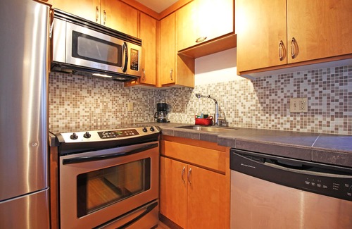 Alphabet Historic District Apartment | Lovely Studio Best Location in Portland with City View