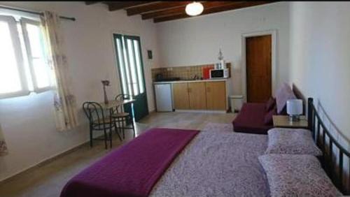 Petaleia Apartment | Lovely Studio in Strinilas with its own pool
