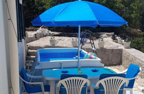 Petaleia Apartment | Lovely Studio in Strinilas with its own pool