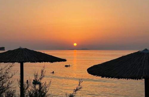 Petaleia Apartment | Lovely Studio in Strinilas with its own pool