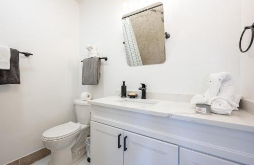 Coral Ridge Isles House | Lovely Studio Suite - Heated Pool - 10 mins Beach