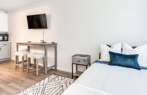 Riverside Apartment | Lovely Studio (Unit B) 2.9 mil to Kaiser Permanente Unit B