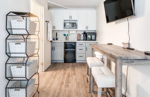 Riverside Apartment | Lovely Studio (Unit B) 2.9 mil to Kaiser Permanente Unit B