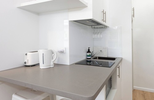 Richmond North Apartment | Lovely Studio with Free Parking in East Melbourne!