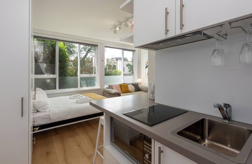 Richmond North Apartment | Lovely Studio with Free Parking in East Melbourne!