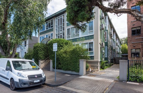 Richmond North Apartment | Lovely Studio with Free Parking in East Melbourne!