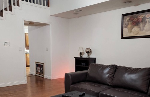 Columbia House | Lovely three bedrooms duplex home away from home