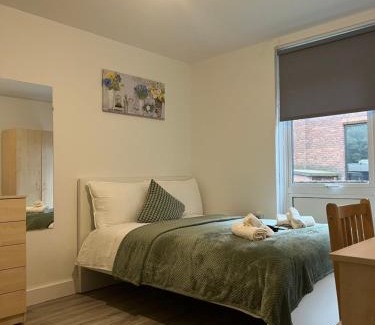 Euston House | Lovely Triple and Quadruple Rooms in Euston & Square in Central London