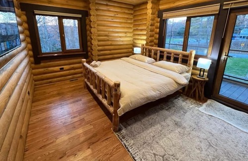 Henryville Cabin | Lovely True Mountain Log Home w/ heated Pool!
