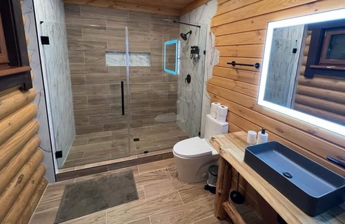 Henryville Cabin | Lovely True Mountain Log Home w/ heated Pool!