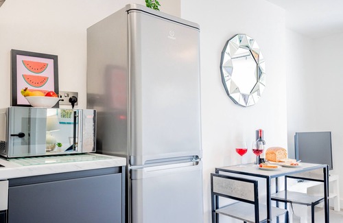 Caterham Apartment | Lovely Two Bed Flat in Caterham