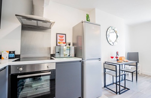 Caterham Apartment | Lovely Two Bed Flat in Caterham