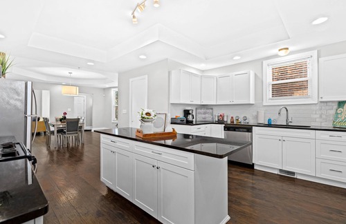 Detroit House | Lovely two-bedroom relaxing private parking rental near Downtown Detroit