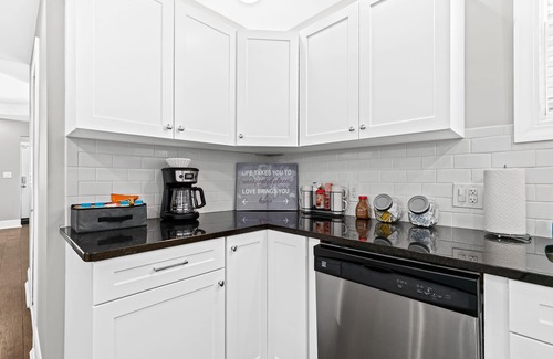 Detroit House | Lovely two-bedroom relaxing private parking rental near Downtown Detroit