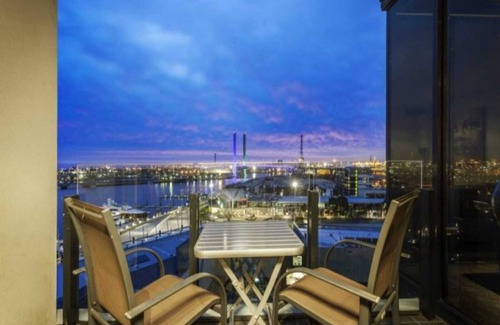 Docklands Condo | 💙Lovely Waterfront Apartment with Swimming Pool🏊and Gym🏋️in the💙of Docklands