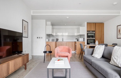 Tower Hill Apartment | Lovely Whitechapel 2BR w/Gym, Spa & Conc, near Tube, by Blueground