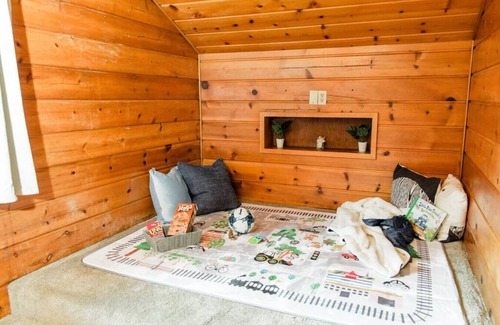 Juanita House | Lovely wooden home in urban walking to beach park