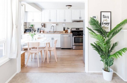 Juanita House | Lovely wooden home in urban walking to beach park