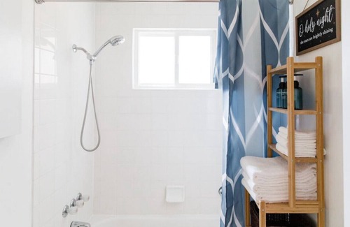 Juanita House | Lovely wooden home in urban walking to beach park
