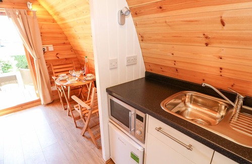 Northallerton Cottage | LOVESOME POD, romantic, with hot tub in Northallerton