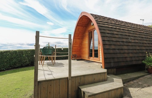 Northallerton Cottage | LOVESOME POD, romantic, with hot tub in Northallerton