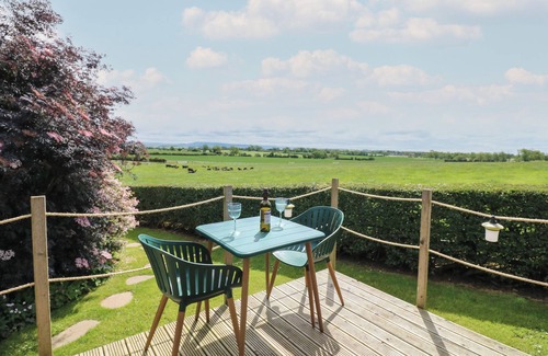 Northallerton Cottage | LOVESOME POD, romantic, with hot tub in Northallerton
