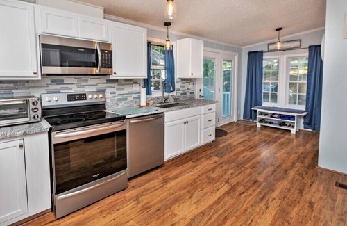 Bracey House | Lovin` Lake Life! Waterfont Views | Pet Friendly