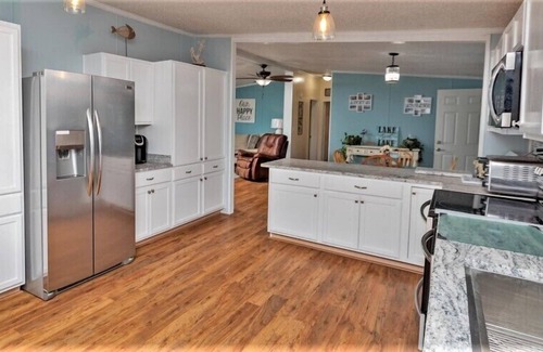 Bracey House | Lovin` Lake Life! Waterfont Views | Pet Friendly