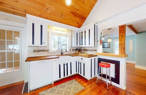 Falmouth Cottage | Lovingly restored 1800s cottage with fenced yard & outdoor shower