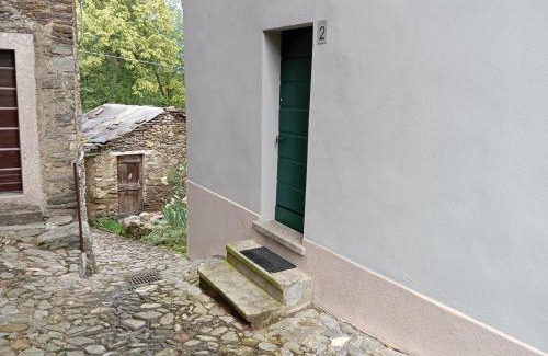 Maccagno con Pino e Veddasca House | Low-mountain house with terrace and garden, near Lake Maggiore